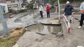 歩道が突然2メートルほど“陥没”　穴からは泥水があふれ出した…　水道管トラブルが原因か　相次ぐ「道路陥没」　市の水道局は…|TBS NEWS DIG