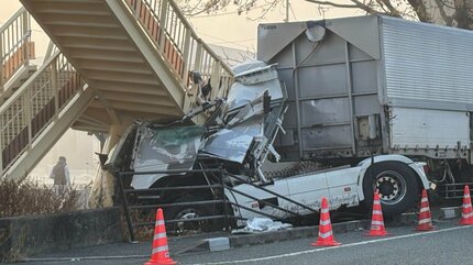 【大型トレーラー】 通行止め】「雷のような音と衝撃」大型トレーラーが歩道橋に衝突し運転