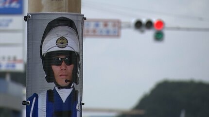 等身大の白バイ隊員の看板を電柱に設置 これまでに60枚以上 新たに40枚