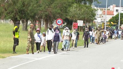 米軍嘉手納基地で避難訓練 津波想定し周辺住民が参加 | 沖縄のニュース