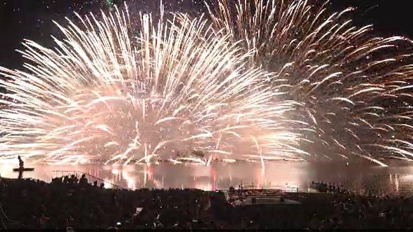 「めっちゃ迫力！めっちゃきれい！来年も来たい！！」信州・諏訪湖でお盆・恒例の花火大会「光と音の競演」大輪の華が夜空を彩る「体に響くような感じ…」　|　SBC NEWS | 長野のニュース | SBC信越放送