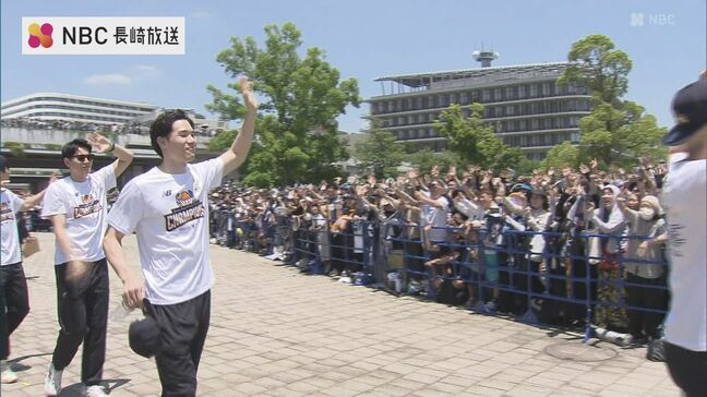 4時間以上待ったファンも！B１長崎ヴェルカ「優勝記念セレモニー」　長崎市では「パレード」も|TBS NEWS DIG