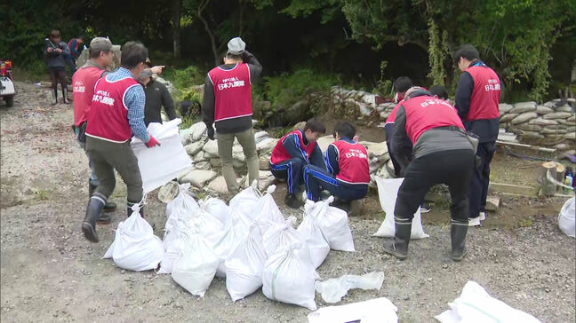 梅雨を前に久留米市で高校生らがぶどう園に土のうダムを設置|TBS NEWS DIG