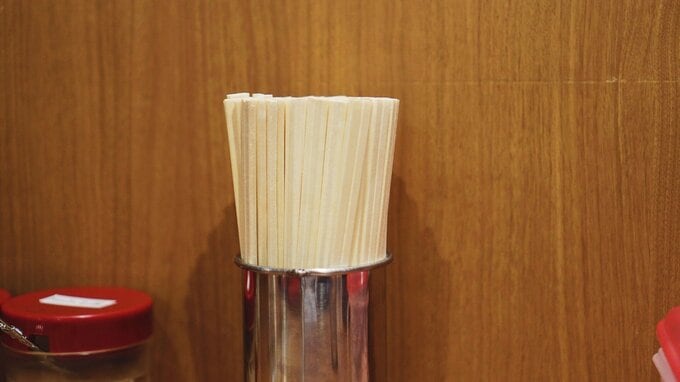 ラーメン店の箸立て(※写真はイメージです)