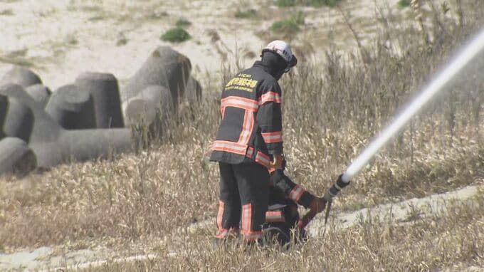発生5日目にようやく「鎮火」を発表 愛知・豊橋市の山火事 ヘリコプターも出動し消火活動 約3.5ヘクタール焼ける　|　名古屋・愛知・岐阜・三重のニュース【CBC news】 | CBC web