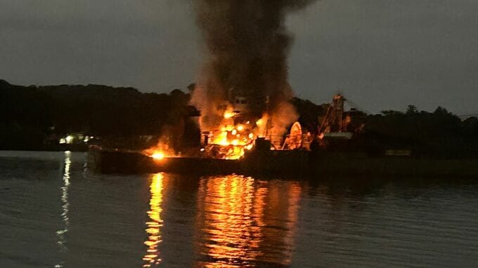 激しく上がる炎　羽地内海で船舶火災　約2年放置の無人船か|TBS NEWS DIG