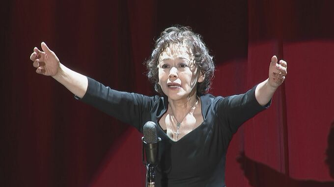 【大竹しのぶ】主演舞台「ピアフ」上演200回達成 「200回もやってたんだな」岩崎宏美・中村長三郎が駆け付けサプライズで祝福|TBS NEWS DIG