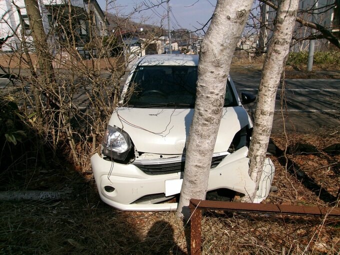 交差点突っ切り、木に衝突　80代男性が運転する乗用車…アクセルとブレーキを踏み間違え　一時停止のT字路をアクセル全開で突っ込む　北海道室蘭市　|　北海道のニュース｜HBC北海道放送