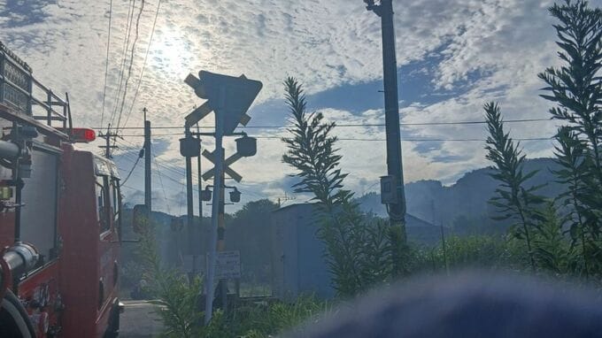 空き家と倉庫を全焼　指宿枕崎線の線路近く　影響で列車に遅れ　鹿児島市喜入前之浜町|TBS NEWS DIG