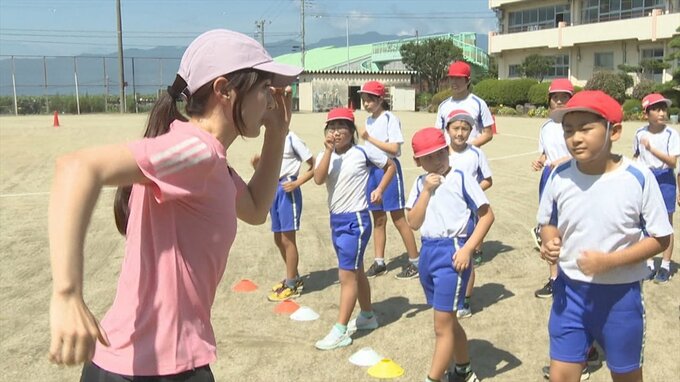 「肘を引いて姿勢を良く目線を前に」　運動会を前にトップアスリートが講師　小学校で走り方講座　甲州市　|　山梨のニュース | ＵＴＹテレビ山梨