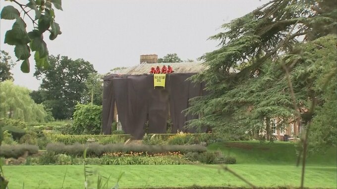 英スナク首相宅を黒幕で覆う　環境活動家ら5人逮捕　政府の石油ガス開発策に抗議|TBS NEWS DIG