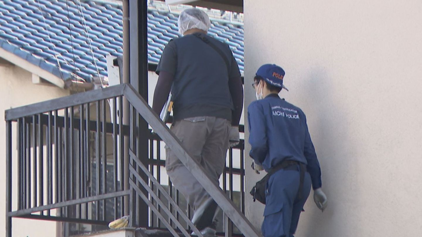アパートの外階段に｢動かない男性がいる｣と通報　頭から血を流して倒れていた高齢男性が死亡　警察が身元の確認や死因を調べる　名古屋・西区