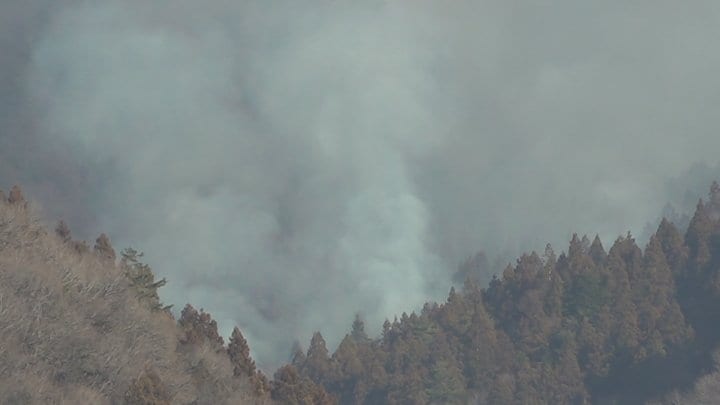 扇山の山林火災　延焼続くも住宅に燃え移る危険性極めて低い　大月市宮谷地区の避難指示は解除　山梨