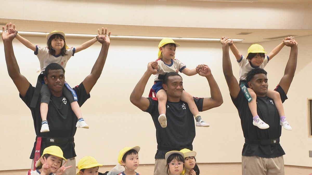 大分東明高校フィジー人留学生によるラグビー教室　幼稚園児とパス回しやラインアウトで交流