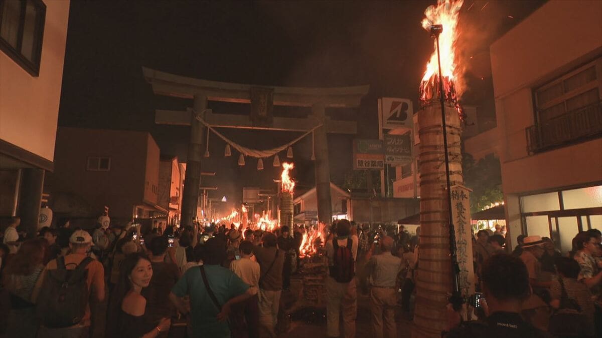 「富士山の方まで長い列が続いて すばらしい」　日本三奇祭・吉田の火祭り　2キロにわたって大松明に火が灯る　山梨