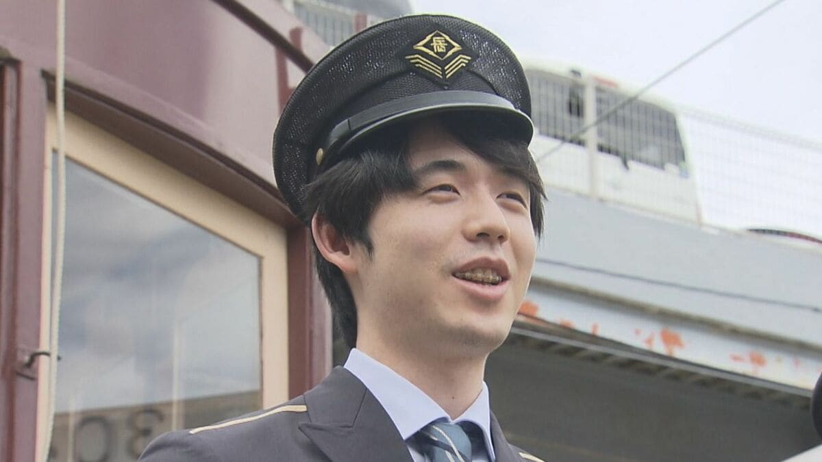 将棋の藤井聡太六冠と伊藤匠二冠が王位戦第4局を前に長崎の平和公園へ さらに路面電車の運転士姿で記念撮影 ｢私としては非常にうれしい｣ 　 