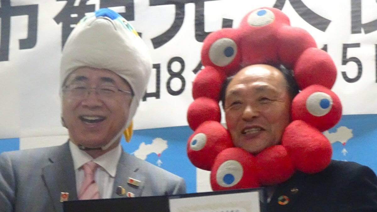 “ミャクミャク理事長”が高知・室戸の観光大使に！特産“ブリ”の被り物で記念撮影　室戸岬に今秋、新観光拠点施設オープン⋯協力し観光振興へ