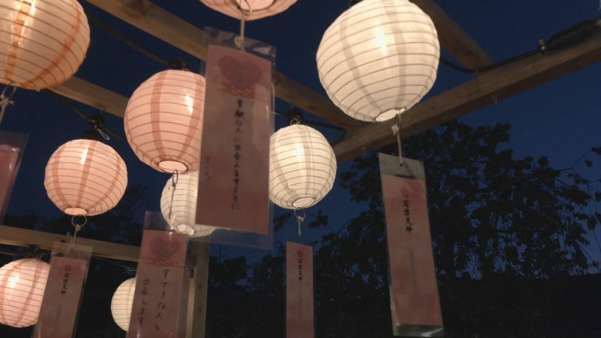 学問の神・菅原道真をまつる愛知・岡崎市の岩津天満宮で「献灯祭」　約450の提灯が境内をともす