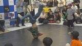 軽快な足さばきやヘッドスピン アクロバティックな技を披露 小中学生のブレイキン大会|TBS NEWS DIG