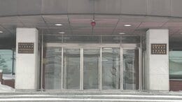 知人と飲酒するため…6歳未満の女児を自宅に11時間以上放置か　旭川の24歳母親を逮捕　路上にいた女児を通報人が発見|TBS NEWS DIG