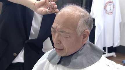 福岡市の理容師（35）が世界理美容技術選手権大会で金メダル 2本のくし