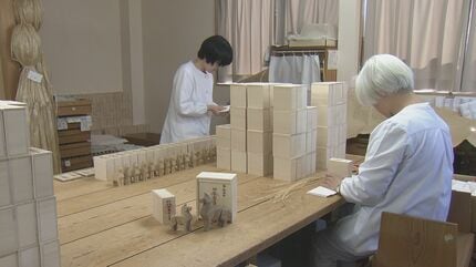 来年の干支“丙午”を一刀彫り 新春の旭日に凛とたくましく前進する春駒