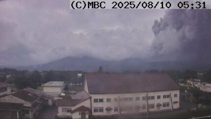 新燃岳で連続噴火 噴煙3000m超「多量以上の噴煙」 高知まで降灰