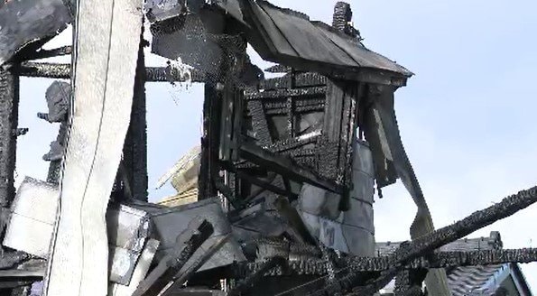 「ドンという音がして家を覆ってしまうほどの煙が…」木造一部2階建ての住宅全焼…70代夫婦が軽いやけど、隣の住宅の車庫の壁などにも類焼　長野・箕輪町　|　SBC NEWS | 長野のニュース | SBC信越放送