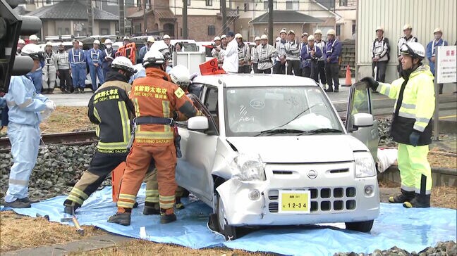 ”踏切内で車と電車の事故”想定し訓練 西日本鉄道・警察・消防負傷者の救出手順など確認|TBS NEWS DIG