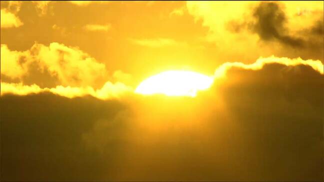 人生で初めて見る初日の出は「輝いていました」海岸に多くの人 海を照らす光に祈り　宮城 |TBS NEWS DIG