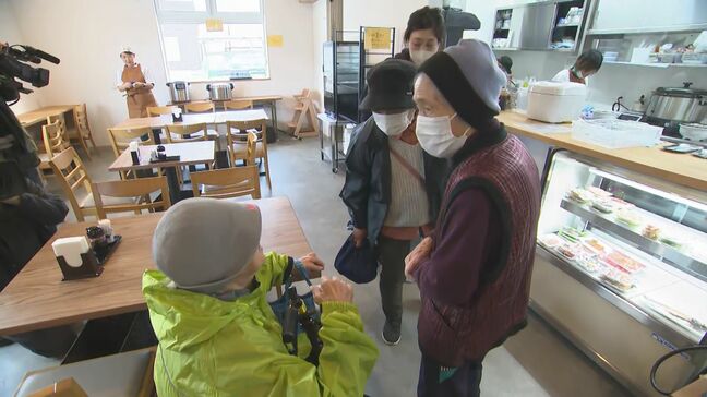 能登半島地震で被災した地区に待望の“憩いの場” スーパーで買い物し新鮮な刺身のランチを楽しむ 「とうげマルシェ」がプレオープン　|TBS NEWS DIG