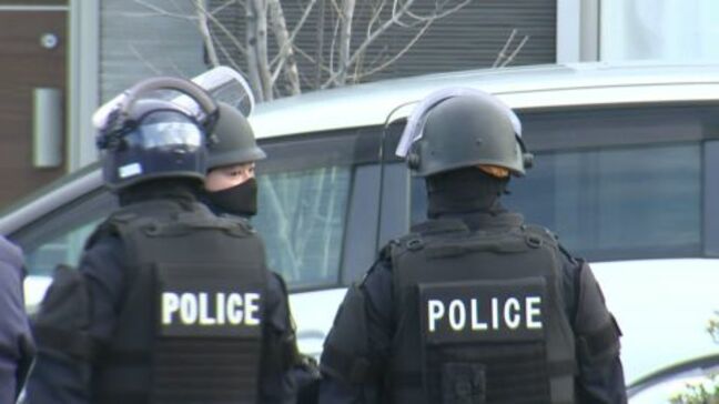 「発砲音がした」　住宅内で発砲か　男が拳銃を持って立てこもっている情報から警察が突入　室内で頭から血を流し死亡している男を発見　暴力団組員と判明　住人は避難しけがもなし　広島|TBS NEWS DIG