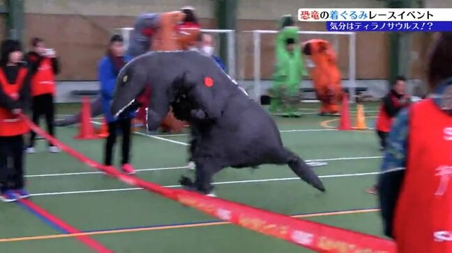 アメリカ発祥！幼獣や成獣がドッジボールや障害物リレーで真剣勝負　ティラノサウルスレース、熱い戦い　岩手・北上市　|TBS NEWS DIG