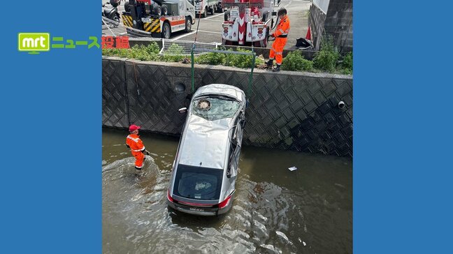 「アクセルとブレーキを踏み間違えた」宮崎市のスーパー駐車場で普通乗用車が水路に転落|TBS NEWS DIG