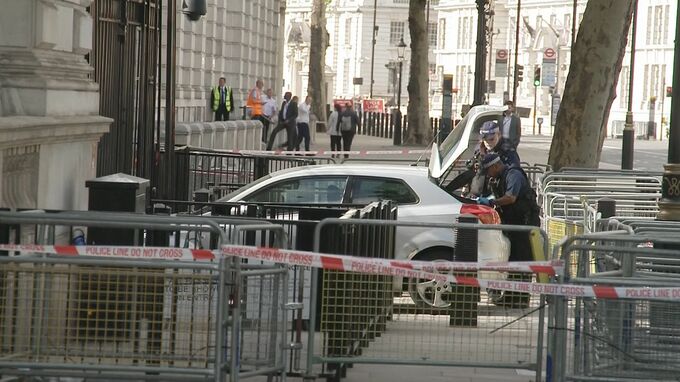英・首相官邸近くの門に車突っ込む　運転手を逮捕|TBS NEWS DIG