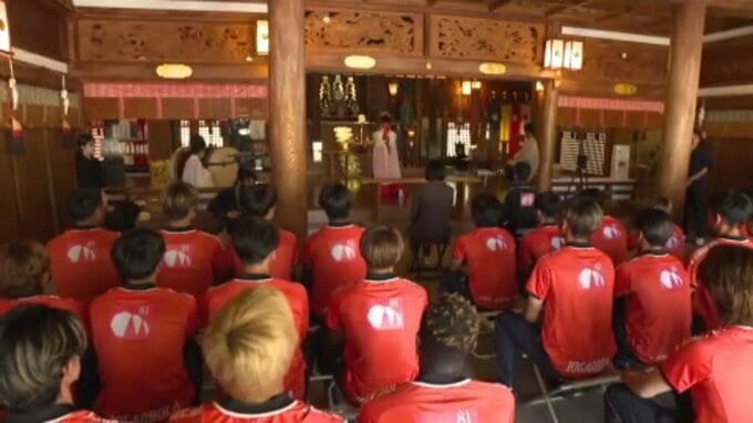愛媛FCが「椿神社」で必勝祈願！最短でのJ2復帰を誓い、来月の開幕・奈良戦へ|TBS NEWS DIG