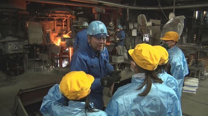 鋳物の技は自動車やロボットにも活用　親子で学ぶ「ものづくり体験教室」　春休みの小学生がキーホルダーづくりに挑戦　岩手・奥州市|TBS NEWS DIG