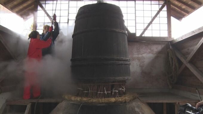 冬の風物詩　まるで鐘のような桶で…「石州勝地半紙」伝統のそどり作業　島根県江津市|TBS NEWS DIG