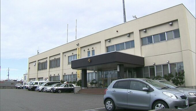 「泥棒！」家人が気づいて逃走するも翌日パトロール中の警察官が発見　無施錠の玄関から侵入しスマホなどが入ったバッグを盗んだ疑い　51歳の男を逮捕　北海道留萌市|TBS NEWS DIG