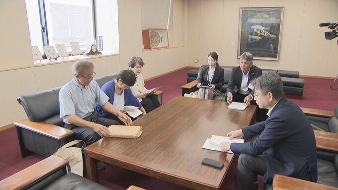 給食費の無償化へ約1500人分の署名　市民団体が武隈市長に提出　富山・黒部市　|　富山のニュース｜天気・防災｜チューリップテレビ