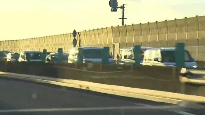 山陽自動車道（上り）鼓山トンネル付近で乗用車とバイク計4台が絡む事故　10代と20代の男性2人を救急搬送　約17キロの渋滞　【3日/午後5時現在】|TBS NEWS DIG