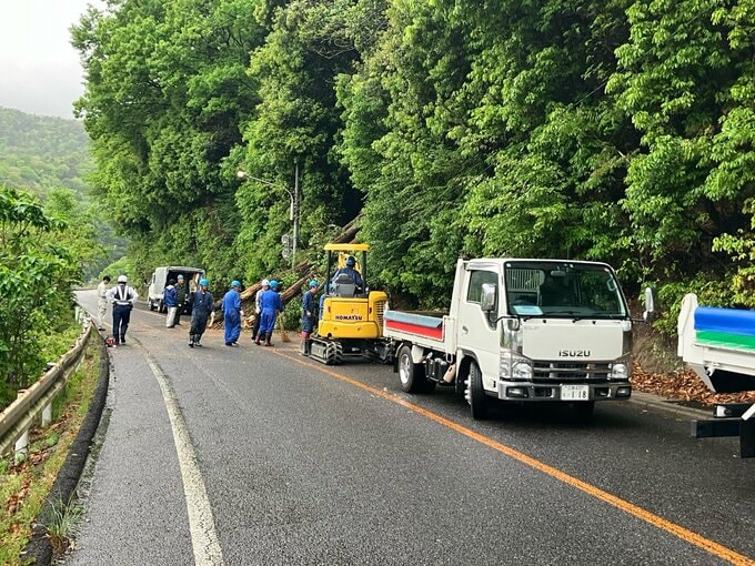 「土砂が崩れて道をふさいでいる」倒木が県道ふさぎ一時通行止めに　広島･安佐南区　|　RCC NEWS | 広島ニュース | RCC中国放送