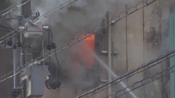 「店舗から火が出ている」と通報 建物から煙と炎　高齢男性1人が搬送されるも意識あり　消火活動続く|TBS NEWS DIG