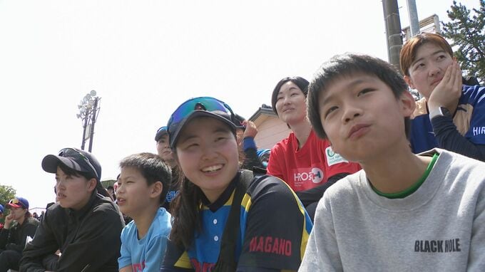 日本女子ソフトボールリーグが金沢で開幕　被災地の児童ら招待　現役選手との交流や観戦を楽しむ　|　石川県のニュース｜MRO北陸放送