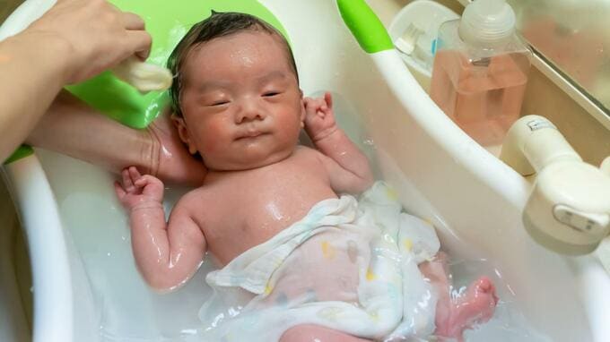 赤ちゃんを「浴槽の蓋の上に寝かせる」は絶対ダメ！ 入浴・沐浴中の落下事故5年で78件　国民生活センターが注意喚起|TBS NEWS DIG