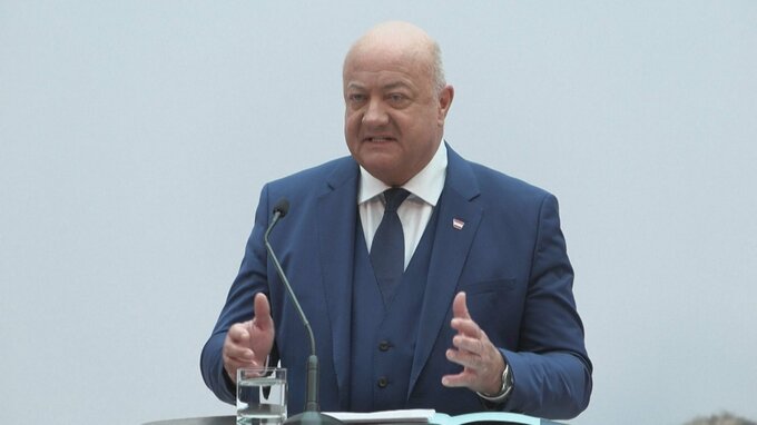 オーストリア「極右政権」誕生回避　極右以外での連立交渉まとまる