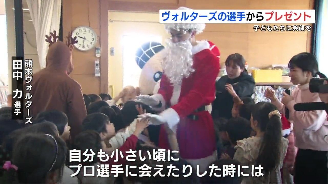 園児「うれしくて涙が出そう」プロバスケ選手がサンタになってやって来