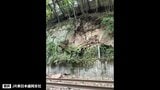 釜石線の線路わき斜面で岩盤が崩落 さらに落石の危険性が 遠野ー釜石間で当面の間運休 復旧の見通し立たず JR東日本盛岡支社|TBS NEWS DIG
