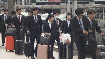 【中古】 期待される新入社員 駅前に長い列…中古車販売大手ガリバーの新入社員300人、郡山市で新人