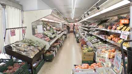 値上げラッシュになぜ「値下げ」？ 投げ込み陳列でコスト削減 500品目